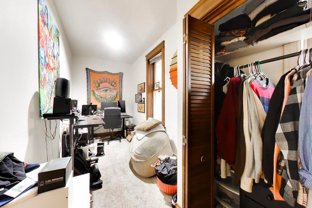 1322 W Barry Avenue, Chicago, IL 60657