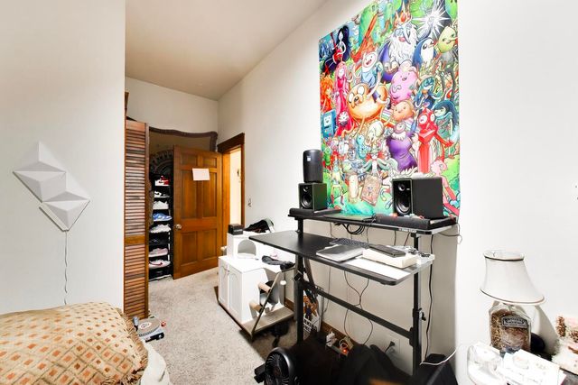 1322 W Barry Avenue, Chicago, IL 60657