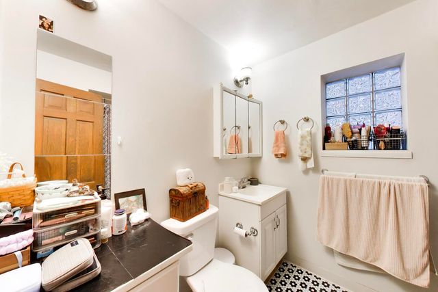 1322 W Barry Avenue, Chicago, IL 60657