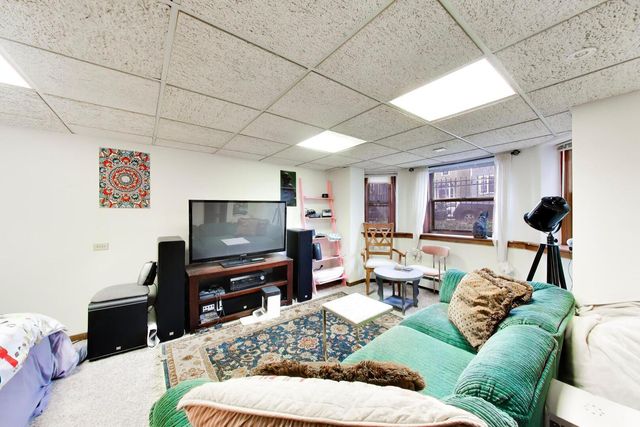 1322 W Barry Avenue, Chicago, IL 60657