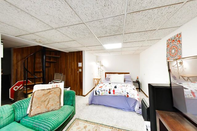 1322 W Barry Avenue, Chicago, IL 60657