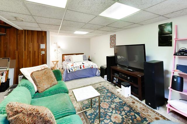 1322 W Barry Avenue, Chicago, IL 60657