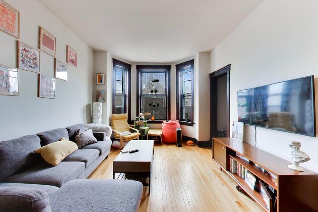 1322 W Barry Avenue, Chicago, IL 60657