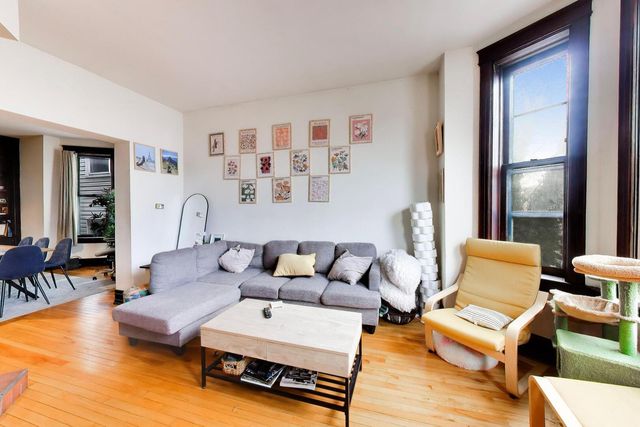 1322 W Barry Avenue, Chicago, IL 60657