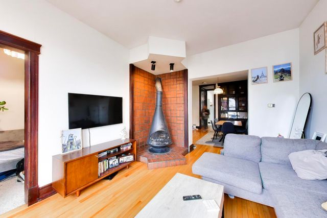 1322 W Barry Avenue, Chicago, IL 60657