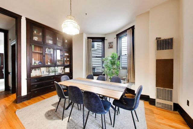 1322 W Barry Avenue, Chicago, IL 60657