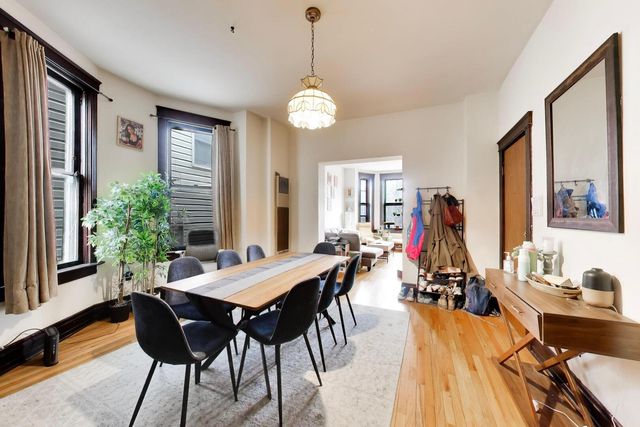 1322 W Barry Avenue, Chicago, IL 60657