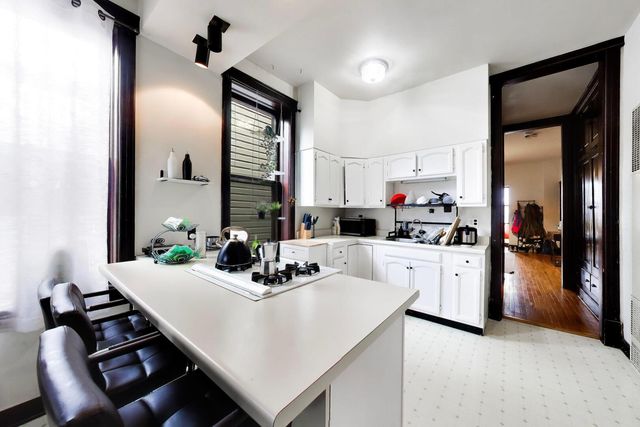 1322 W Barry Avenue, Chicago, IL 60657