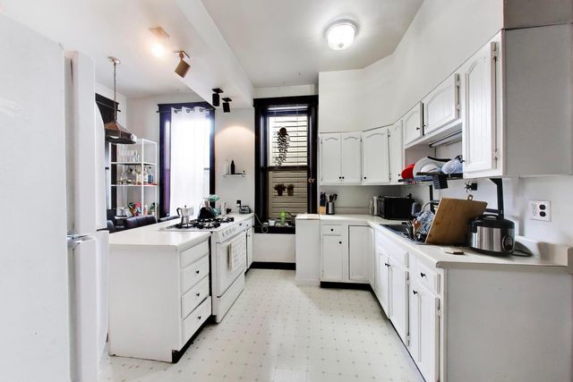 1322 W Barry Avenue, Chicago, IL 60657