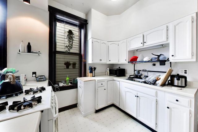 1322 W Barry Avenue, Chicago, IL 60657