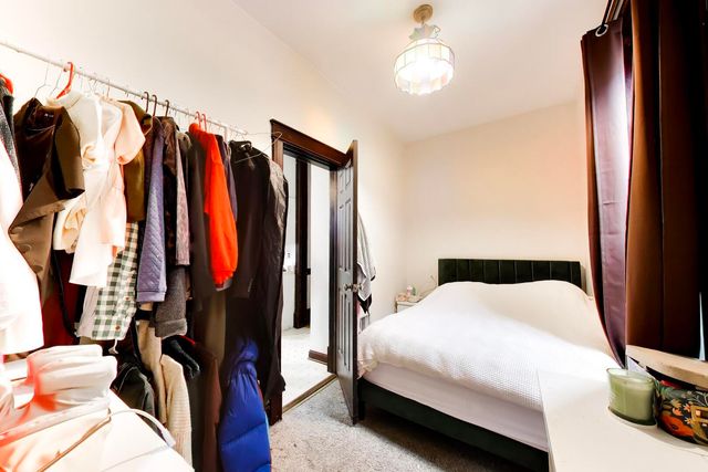 1322 W Barry Avenue, Chicago, IL 60657