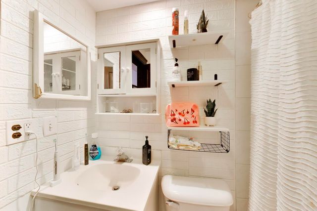 1322 W Barry Avenue, Chicago, IL 60657