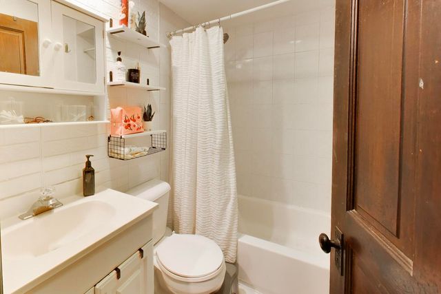 1322 W Barry Avenue, Chicago, IL 60657