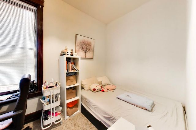 1322 W Barry Avenue, Chicago, IL 60657