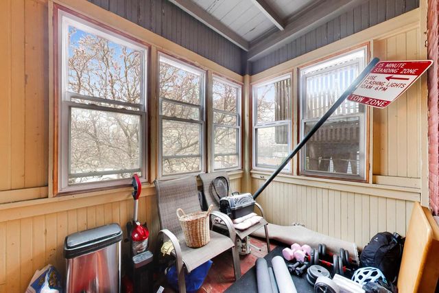 1322 W Barry Avenue, Chicago, IL 60657