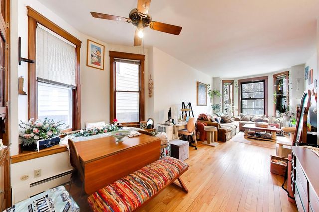 1322 W Barry Avenue, Chicago, IL 60657