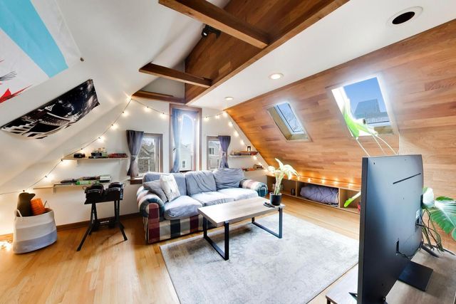 1322 W Barry Avenue, Chicago, IL 60657