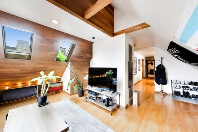 1322 W Barry Avenue, Chicago, IL 60657