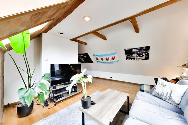 1322 W Barry Avenue, Chicago, IL 60657