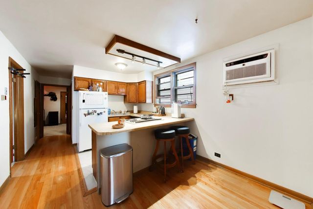 1322 W Barry Avenue, Chicago, IL 60657