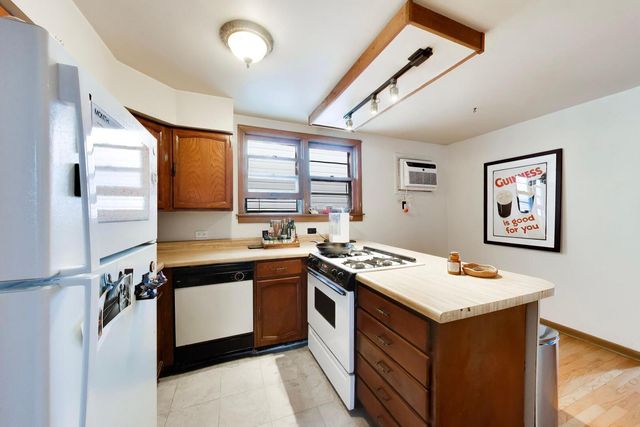 1322 W Barry Avenue, Chicago, IL 60657