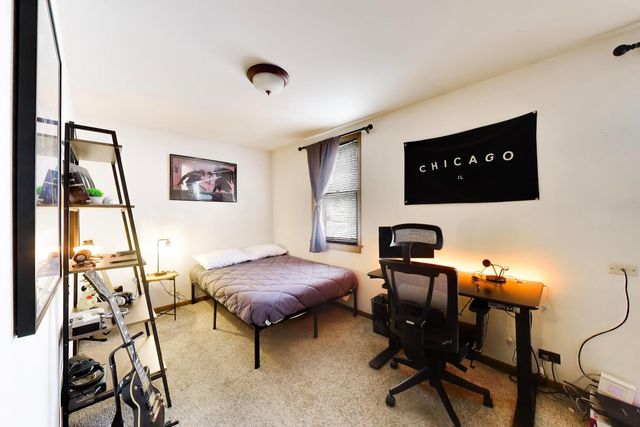 1322 W Barry Avenue, Chicago, IL 60657