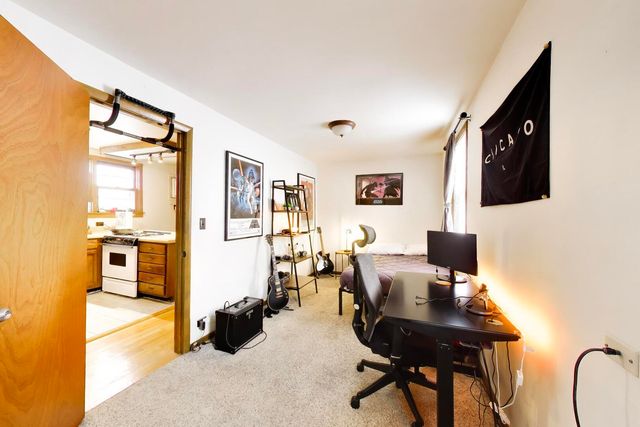 1322 W Barry Avenue, Chicago, IL 60657