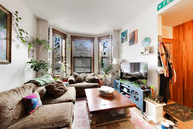 1322 W Barry Avenue, Chicago, IL 60657