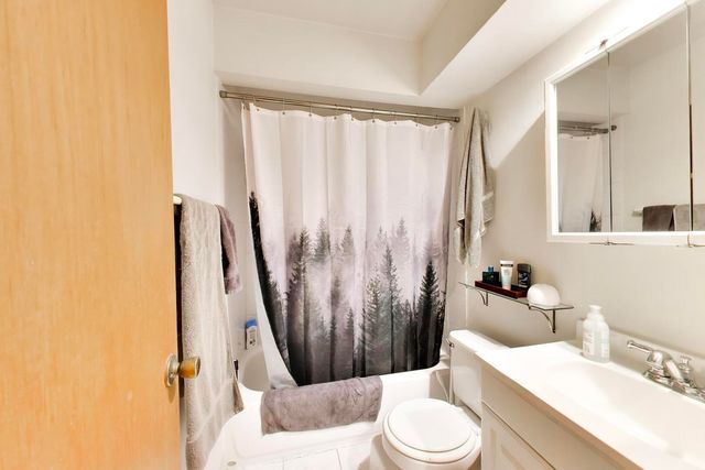 1322 W Barry Avenue, Chicago, IL 60657