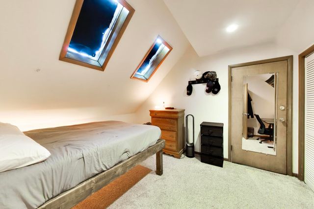 1322 W Barry Avenue, Chicago, IL 60657