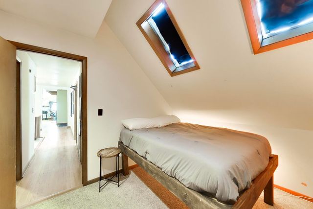 1322 W Barry Avenue, Chicago, IL 60657