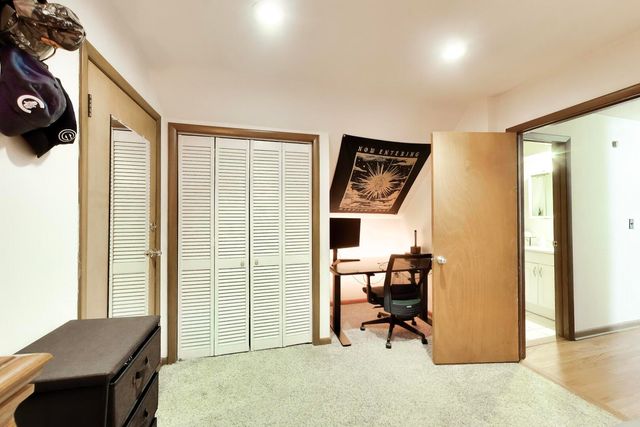 1322 W Barry Avenue, Chicago, IL 60657