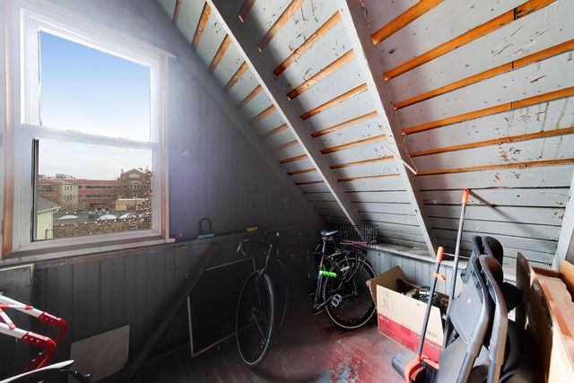 1322 W Barry Avenue, Chicago, IL 60657