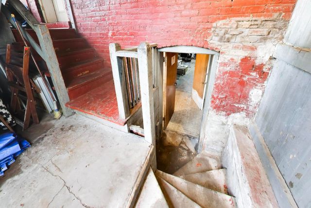 1322 W Barry Avenue, Chicago, IL 60657