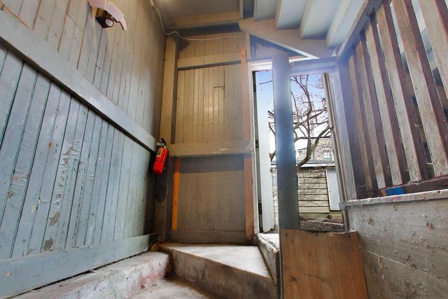 1322 W Barry Avenue, Chicago, IL 60657