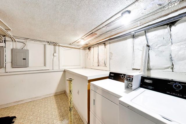 1322 W Barry Avenue, Chicago, IL 60657