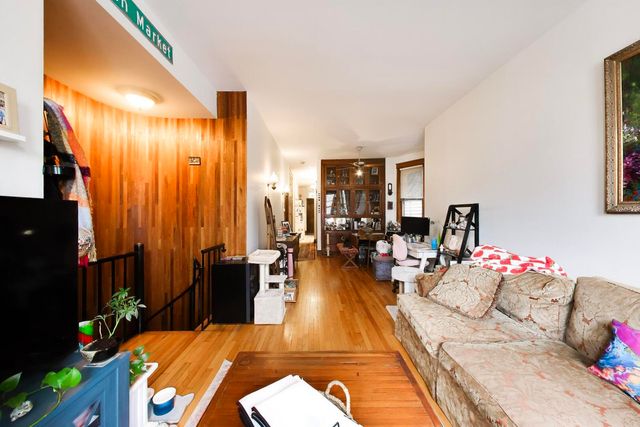 1322 W Barry Avenue, Chicago, IL 60657