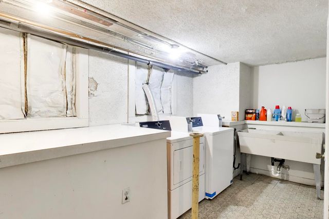 1322 W Barry Avenue, Chicago, IL 60657