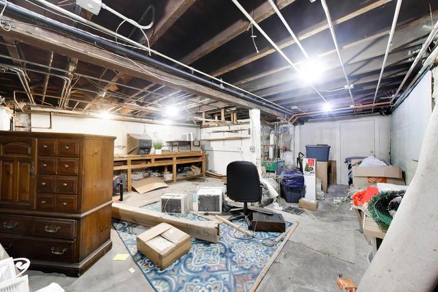 1322 W Barry Avenue, Chicago, IL 60657