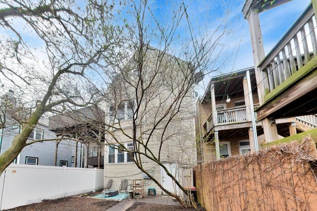 1322 W Barry Avenue, Chicago, IL 60657