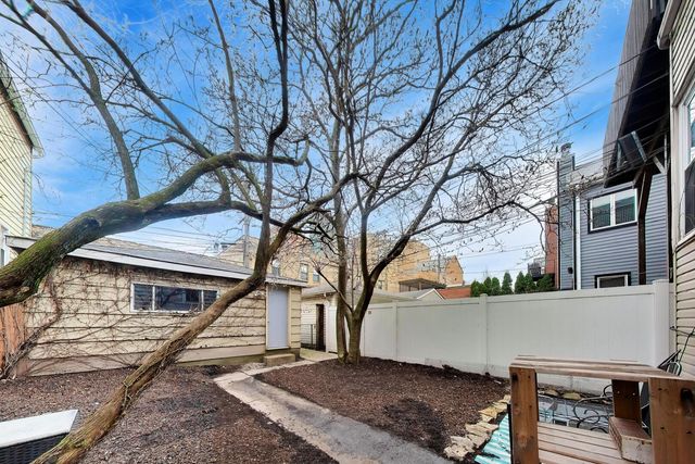 1322 W Barry Avenue, Chicago, IL 60657