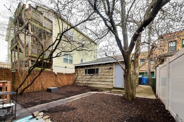 1322 W Barry Avenue, Chicago, IL 60657