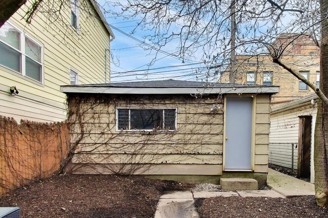 1322 W Barry Avenue, Chicago, IL 60657