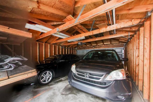 1322 W Barry Avenue, Chicago, IL 60657