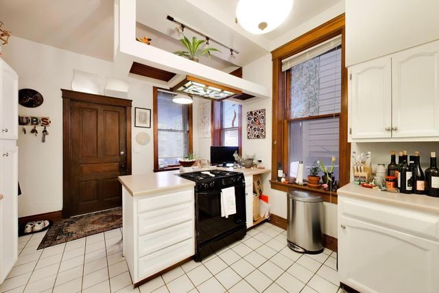 1322 W Barry Avenue, Chicago, IL 60657