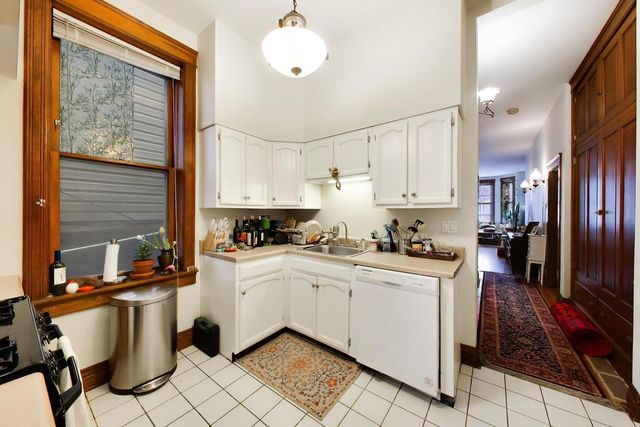 1322 W Barry Avenue, Chicago, IL 60657