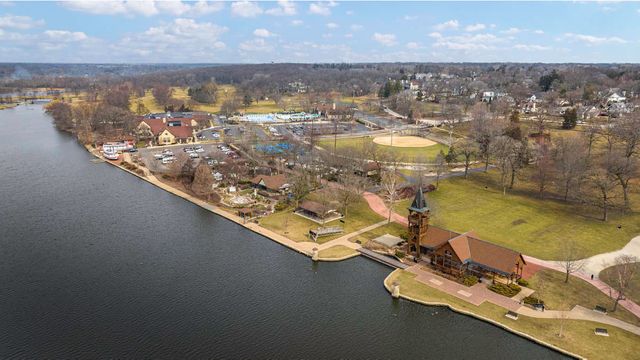201 Charlestowne Lakes Drive, St. Charles, IL 60174