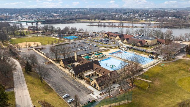 201 Charlestowne Lakes Drive, St. Charles, IL 60174