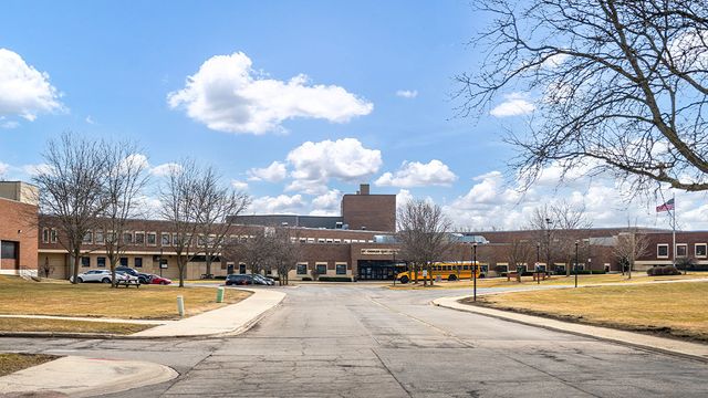 201 Charlestowne Lakes Drive, St. Charles, IL 60174