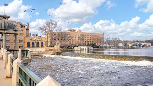 201 Charlestowne Lakes Drive, St. Charles, IL 60174